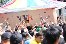 DJダイノジ（大谷ノブ彦）のパフォーマンスの様子。（撮影：中磯ヨシオ）