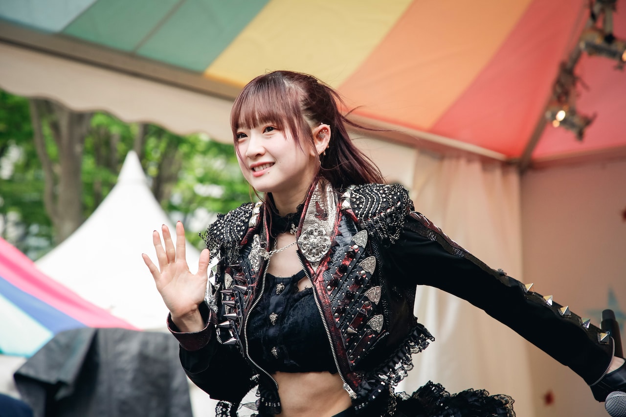 金子理江（LADYBABY）（撮影：山川哲矢） - 「ビバラポップ！」屋外