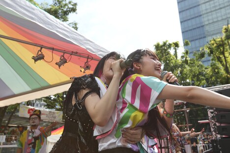 左から大森靖子、西井万理那。（撮影：中磯ヨシオ）