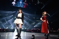 道重さゆみ（左）と高橋愛（右）。（撮影：釘野孝宏）