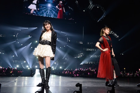 道重さゆみ(左)と高橋愛(右)。(撮影:釘野孝宏)