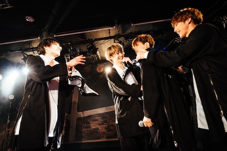 永玖の発言に怒るREI（右から2番目）。