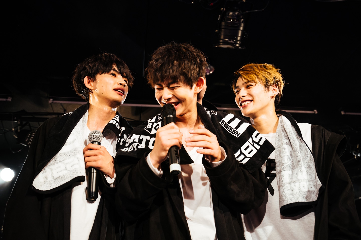 左からNAOYA、永玖、TETTA。