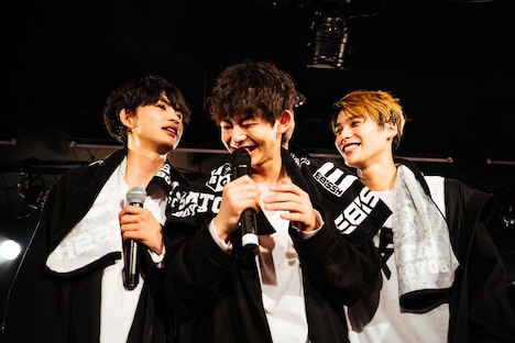 左からNAOYA、永玖、TETTA。