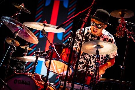 H ZETT KOU（Dr）（Photo by Yuta Ito）