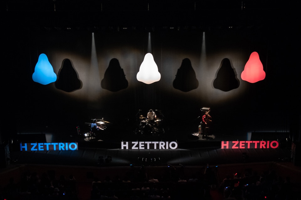 H ZETTRIO「Mysterious Superheroes TOUR ～こどもの日 Special～」の様子。（Photo by Yuta Ito）