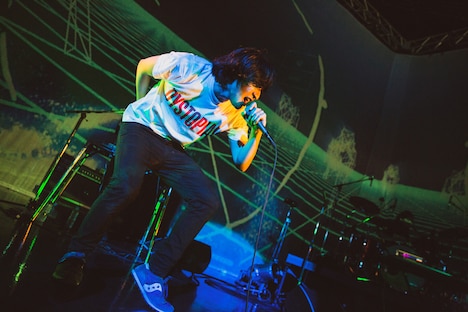 浅見北斗（Vo, Key）（撮影：阿部勝規）