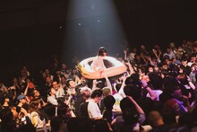 ゴムボートに乗って移動する大森靖子。（撮影：阿部勝規）