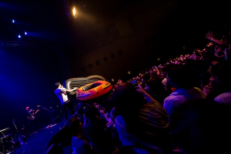 “金回収タイム”に入り、フロアにゴムボートを投げ込む浅見北斗（Vo, Key）。（Photo by Takanori Tsukiji）