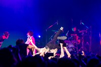 フロアにダイブする浅見北斗（Vo, Key）。（Photo by Takanori Tsukiji）