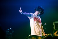 浅見北斗（Vo, Key）（撮影：折井康弘）