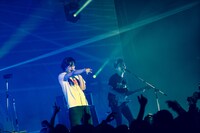 浅見北斗（Vo, Key）（撮影：折井康弘）