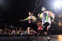 左から西井万理那、団長（NoGoD）。（撮影：釘野孝宏）