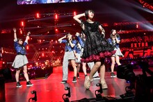 こぶしファクトリーと大森靖子（手前）。（撮影：古渓一道）