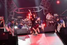 こぶしファクトリーと大森靖子。（撮影：古渓一道）