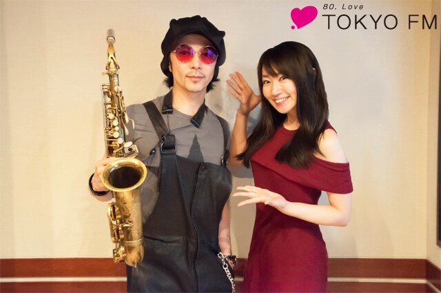 サックスを手にゲスト出演した武田真治（左）と番組パーソナリティの水樹奈々（右）。