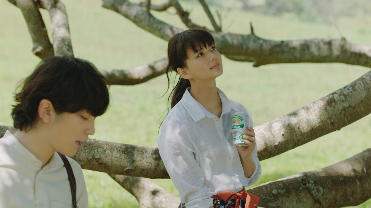 淡麗グリーンラベル新CM「GREEN JUKEBOX 雨篇」のワンシーン。
