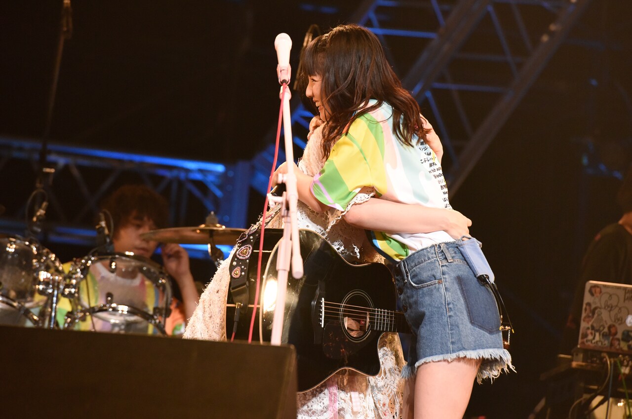 抱き合う大森靖子と道重さゆみ。（撮影：釘野孝宏）