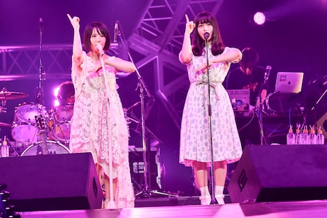 大森靖子と長濱ねる（欅坂46）。（撮影：古渓一道）