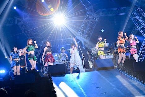 アップアップガールズ（仮）、吉川友と「イミテーションガール」を披露する大森靖子。（撮影：古渓一道）