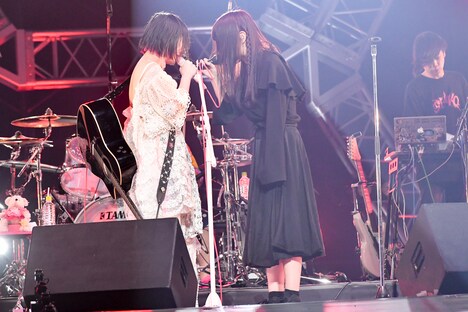 大森靖子とアイナ・ジ・エンド（BiSH）。（撮影：古渓一道）