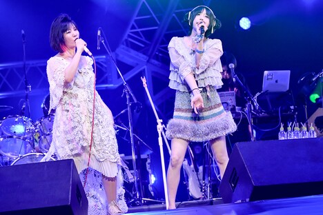 大森靖子とあの（ゆるめるモ！）。（撮影：古渓一道）