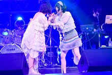 大森靖子とあの（ゆるめるモ！）。（撮影：古渓一道）