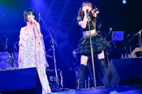 大森靖子と金子理江（LADYBABY）。（撮影：古渓一道）