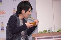 クレソンの天ぷらを堪能する二宮和也。