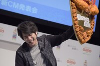 盾を掲げたあと、思わず笑ってしまった二宮和也。