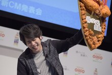 盾を掲げたあと、思わず笑ってしまった二宮和也。