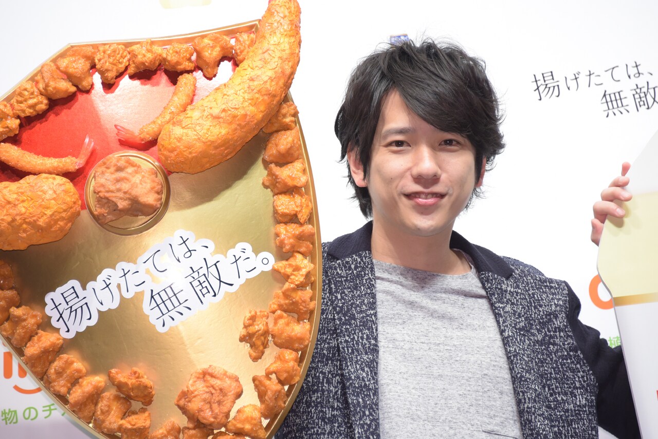 二宮和也がステージ上で揚げ物堪能、新CM発表会で「揚げたては、無敵だ！」