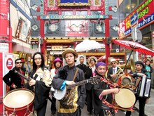 神奈川・横浜中華街でゲリラライブを行うドレスコーズ。