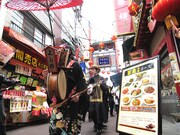 神奈川・横浜中華街でゲリラライブを行うドレスコーズ。