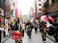 神奈川・横浜中華街でゲリラライブを行うドレスコーズ。