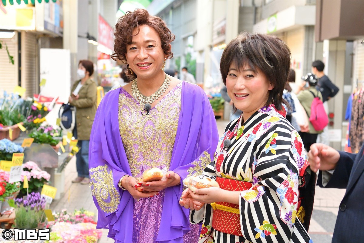 左から島茂子、水谷千重子。