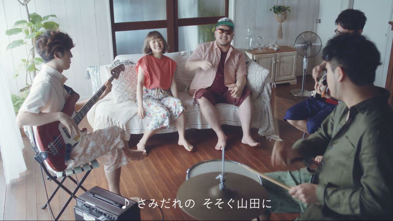 ユニクロ「ステテコ＆リラコ」Webムービーのワンシーン。