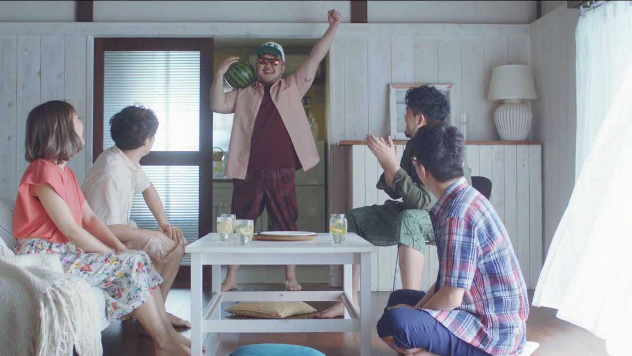 ユニクロ「ステテコ＆リラコ」Webムービーのワンシーン。