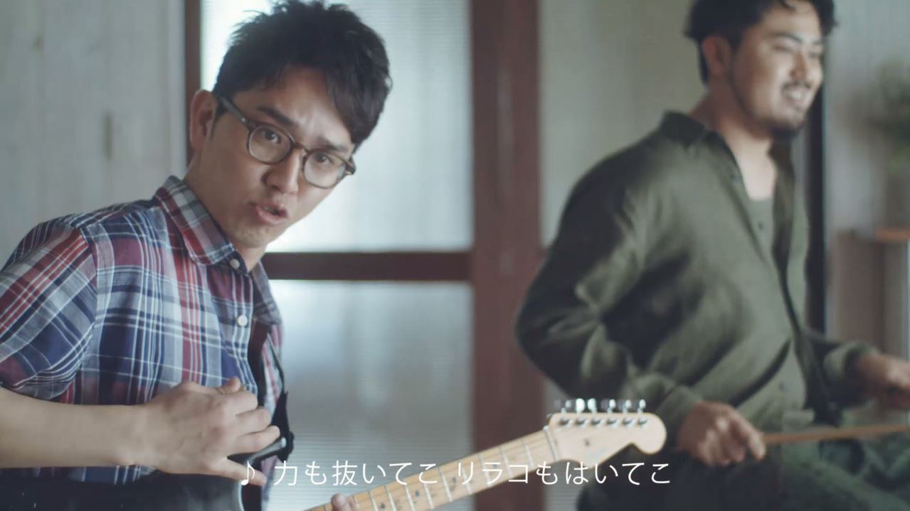 ユニクロ「ステテコ＆リラコ」Webムービーのワンシーン。