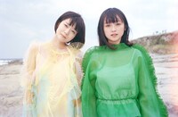 左から吉澤嘉代子、安達祐実。