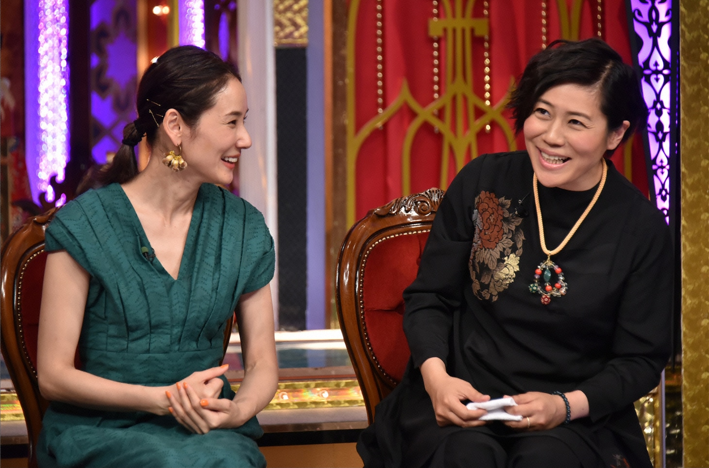 左から吉田羊、青木さやか。(c) 日本テレビ