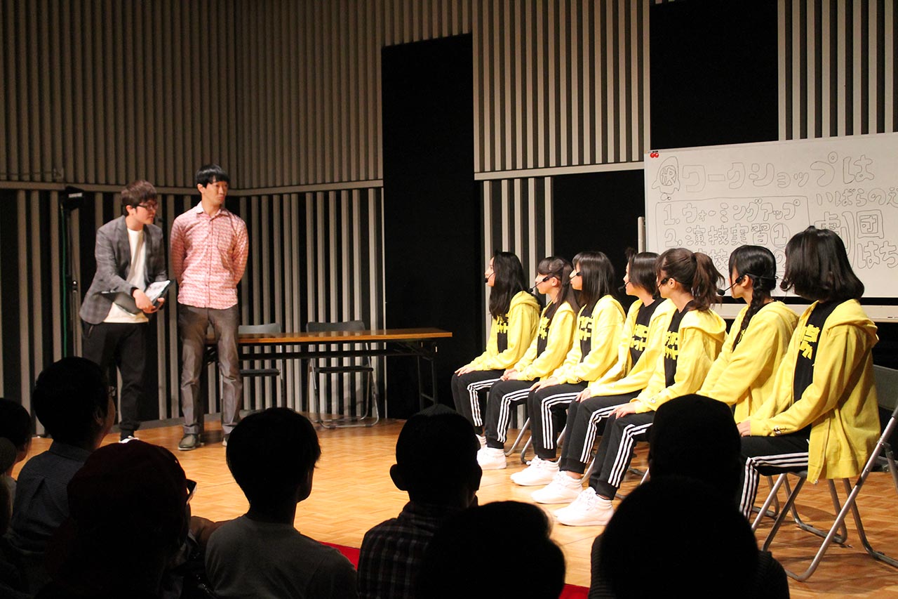 「劇団はちロケ プレ公演 ～劇団旗上げワークショップはいばらの道～」の様子。（写真提供：ポニーキャニオン）