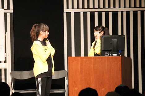 左から華山志歩、播磨怜奈。（写真提供：ポニーキャニオン）