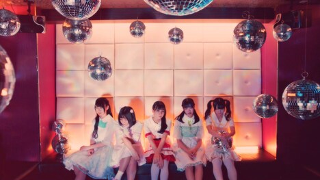 神宿「HAPPY PARTY NIGHT」ミュージックビデオのワンシーン。