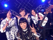 miwaとバンドメンバー。