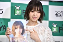 1stフォトブック「わたしのこと」をアピールする西野七瀬。