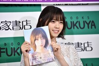 1stフォトブック「わたしのこと」をアピールする西野七瀬。