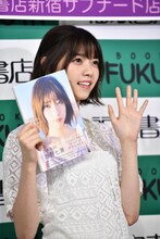 1stフォトブック「わたしのこと」をアピールする西野七瀬。