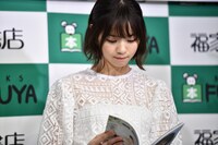 お気に入りページを探す西野七瀬。