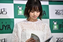 お気に入りページを探す西野七瀬。